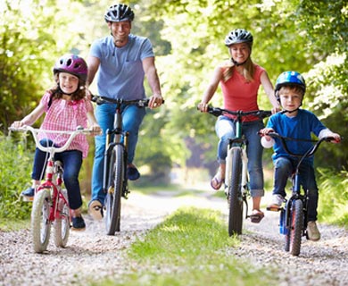 Famille heureuse qui fait une sortie en vélo